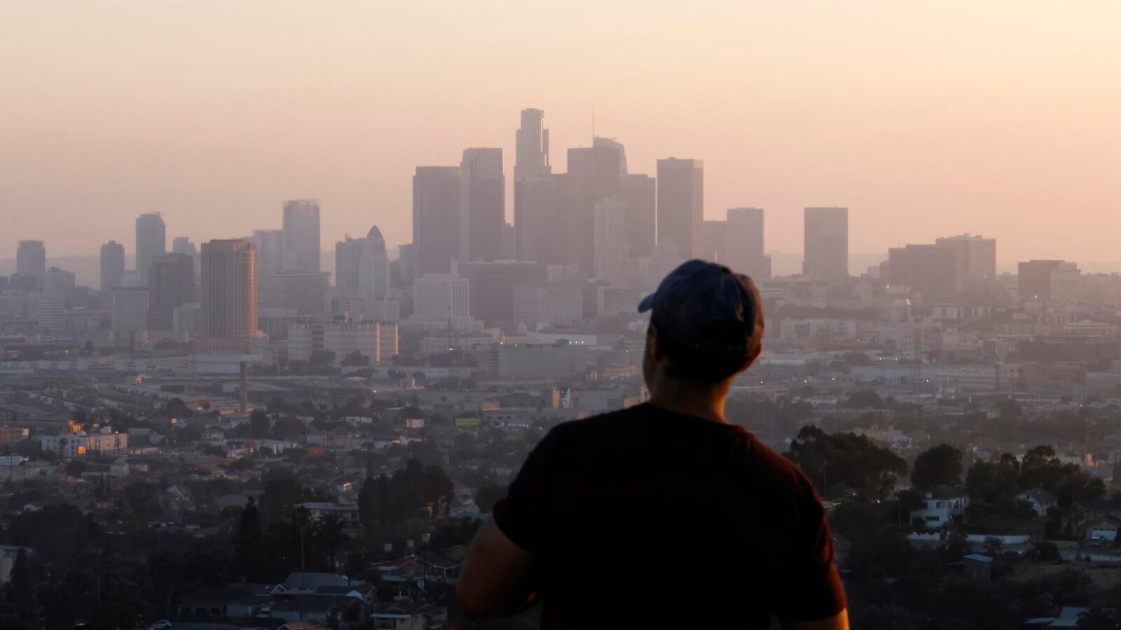 Vista do centro de Los Antegeles fotografada em julho de 2023.