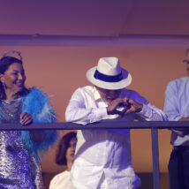 Homenagem a Lula na Sapucaí vira vexame e problema para o PT no TSE Janja, Lula e Alckmin assistem ao desfile de Carnaval usando as cores da rebaixada Acadêmicos de Niterói.