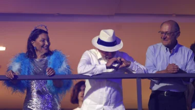 Janja, Lula e Alckmin assistem ao desfile de Carnaval usando as cores da rebaixada Acadêmicos de Niterói.