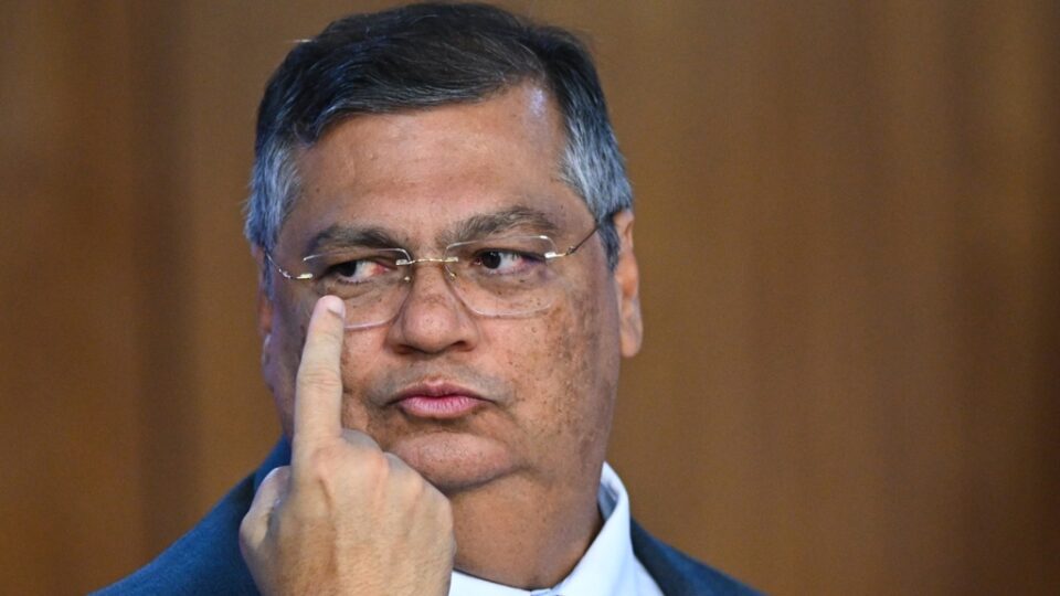 Dino proíbe que Congresso vote novos “penduricalhos” acima do teto