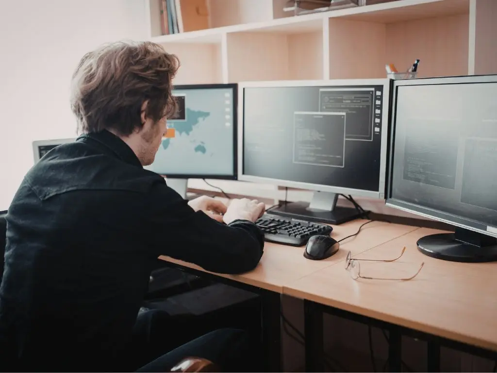 Inteligência artificial deixa de ser suporte operacional e assume papel estratégico ao integrar processos, automatizar fluxos e fortalecer a governança nas empresas em 2026.