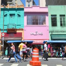 Milagre econômico? O que está por trás do desemprego em mínima histórica no Brasil Multidão de consumidores no Brás, São Paulo. O aquecimento da economia e a reforma trabalhista impulsionaram a queda do desemprego no Brasil,