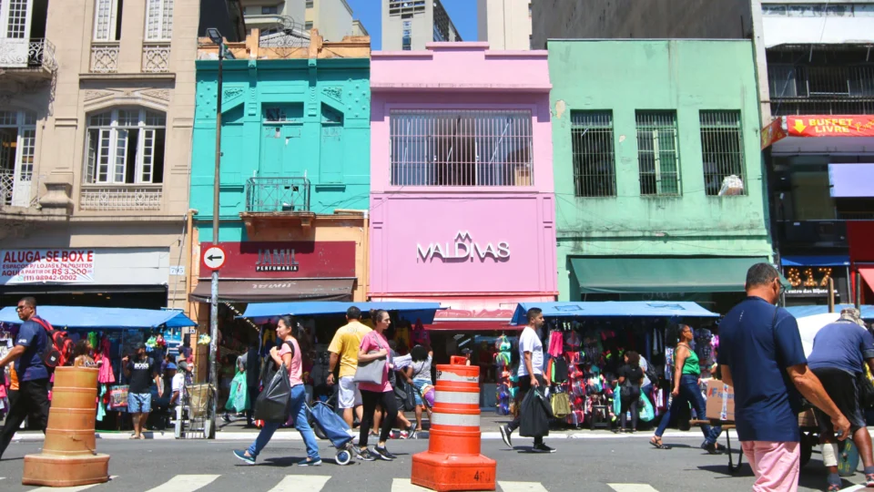 Multidão de consumidores no Brás, São Paulo. O aquecimento da economia e a reforma trabalhista impulsionaram a queda do desemprego no Brasil,