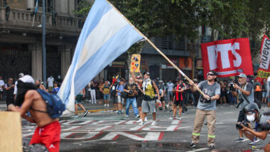 Manifestantes em ato contra a reforma trabalhista em Buenos Aires (Argentina), no dia 11 de fevereiro Imagem referente a matéria