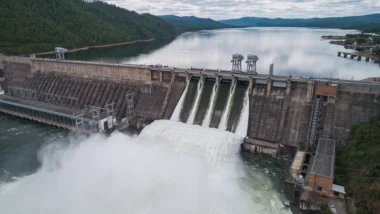 Reservatórios de hidrelétricas são peças estratégicas para o equilíbrio do sistema elétrico brasileiro, garantindo geração de energia, controle de enchentes e armazenamento de água em períodos de seca.