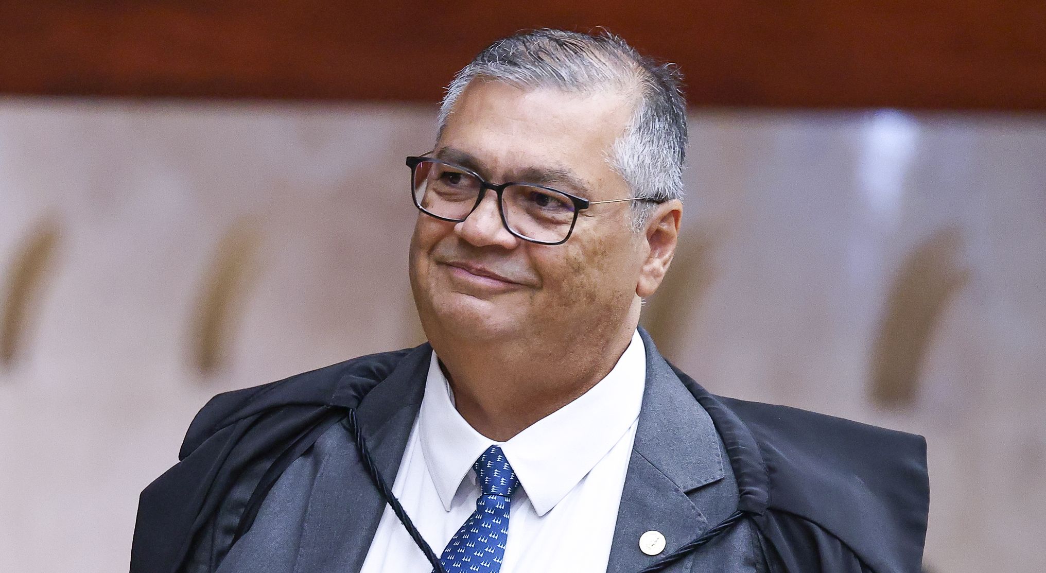 Penduricalhos bilionários do Judiciário são esquecidos por Flávio Dino
