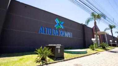 Shopping Alto da XV Mall, em Curitiba, notificou cerca de 30 lojistas para desocupação em 30 dias; comerciantes cobram explicações sobre o encerramento das atividades e o futuro do empreendimento.