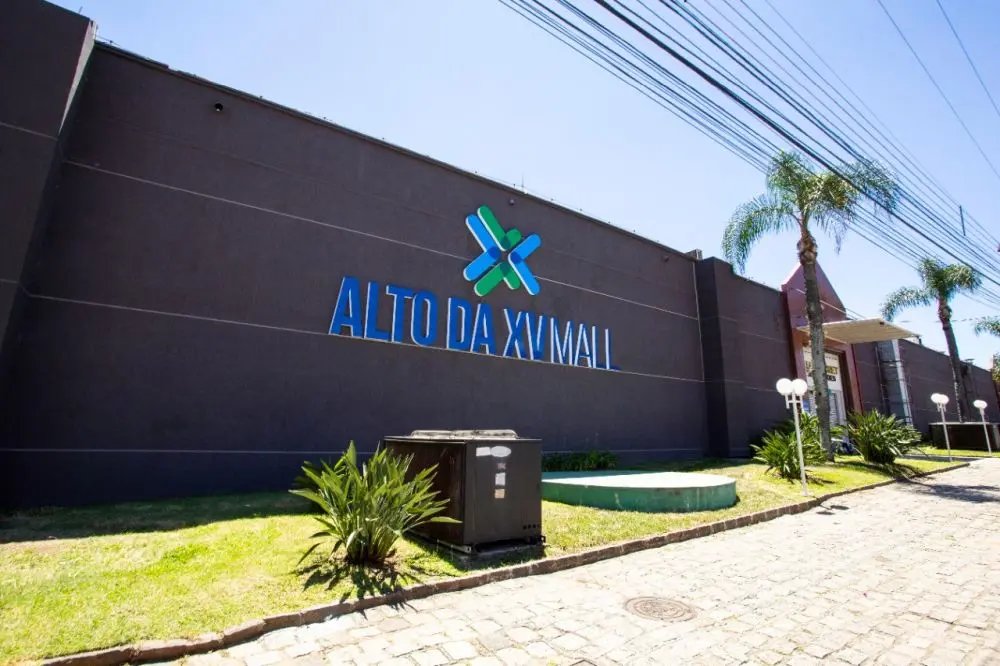 Shopping Alto da XV Mall, em Curitiba, notificou cerca de 30 lojistas para desocupação em 30 dias; comerciantes cobram explicações sobre o encerramento das atividades e o futuro do empreendimento.