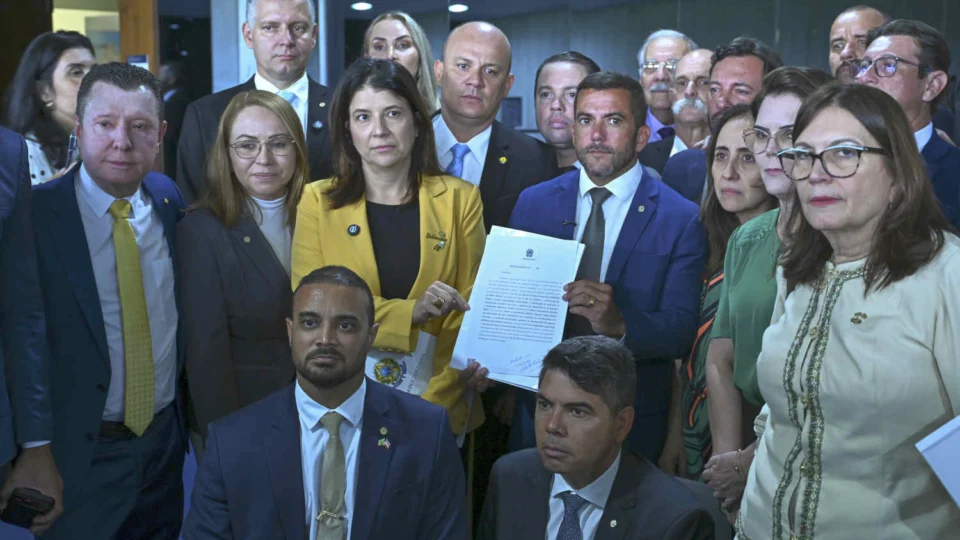Oposição no Congresso adota uma série de medidas para avançar nas investigações sobre o caso Master