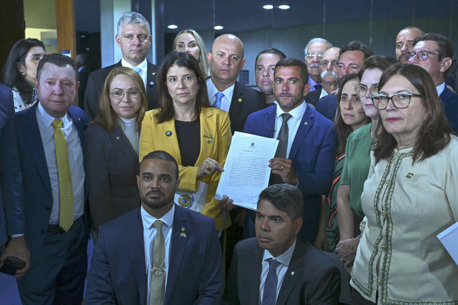 o que a oposição tem feito para investigar o escândalo