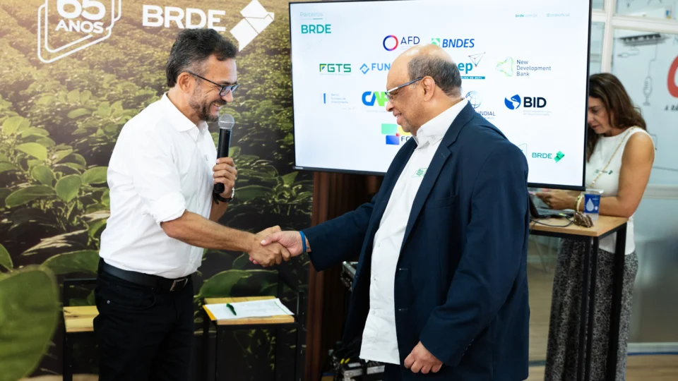 BRDE encerra participação no Show Rural com R$ 434 milhões contratados pelo Banco do Agricultor, impulsionando crédito, energia solar e investimentos no agro do Paraná.