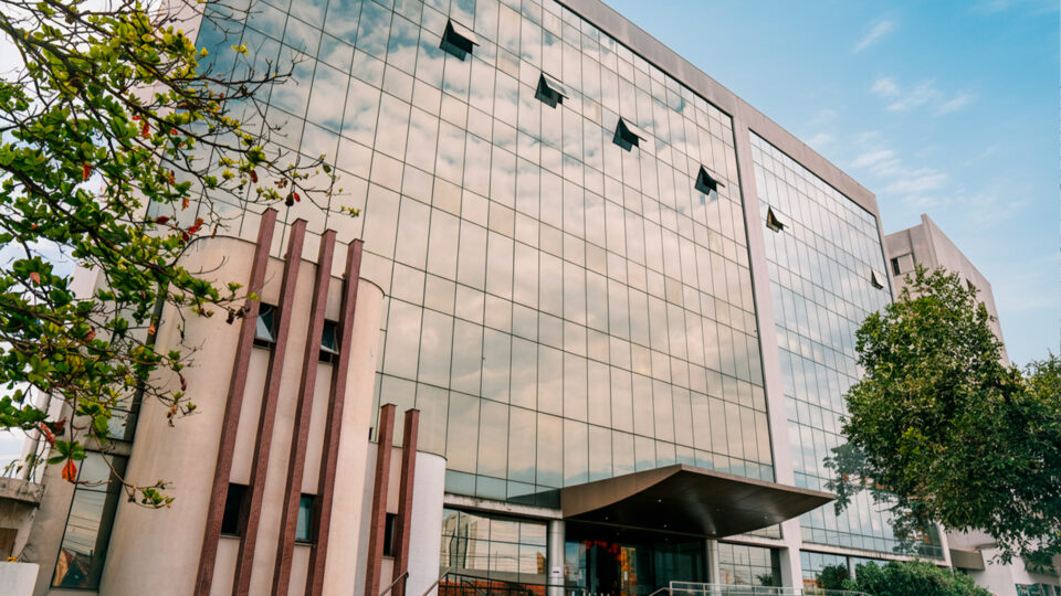 Santander investe R$ 8 milhões em hospitais oncológicos no Paraná e amplia tratamentos contra o câncer