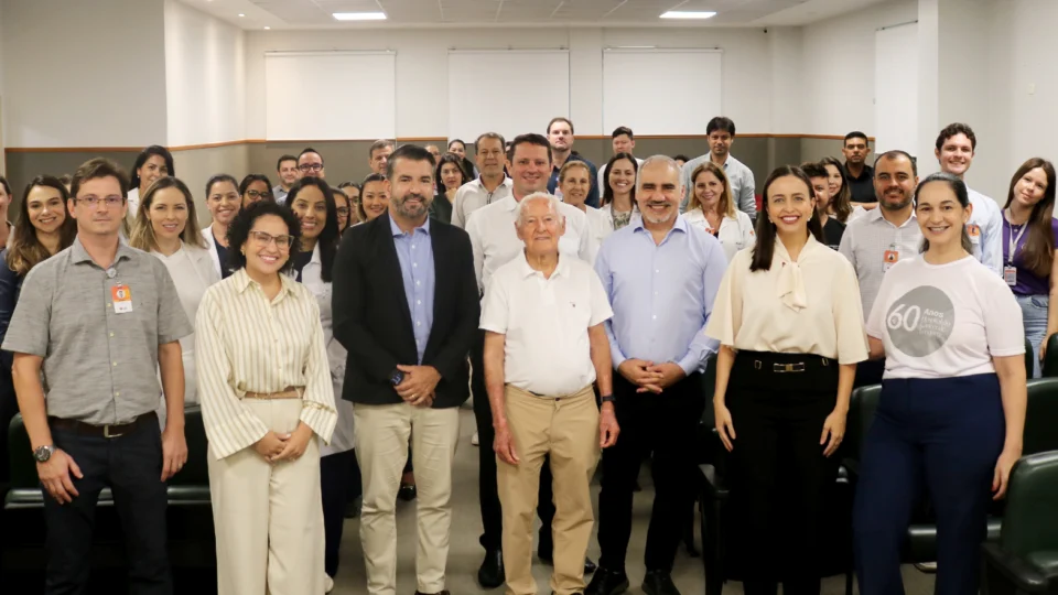 Equipes do HCL e do Santander com Francisco Ontivero (Presidente do HCL), Ronaldo Ferri (Head de Governos e Instituições do Santander Brasil) no evento que oficializou o repasse.