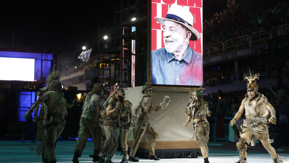 Prefeito do PT decreta ponto facultativo após sua escola de samba chegar à elite do Carnaval do Rio