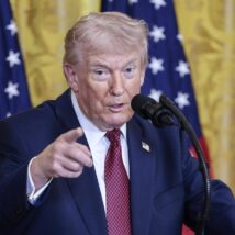 Após derrota na Suprema Corte, Trump dobra aposta e anuncia tarifa global de 10% Imagem referente a matéria