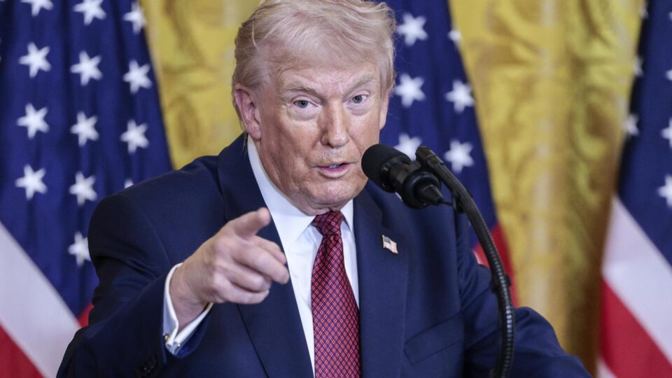 Após derrota na Suprema Corte, Trump dobra aposta e anuncia tarifa global de 10%