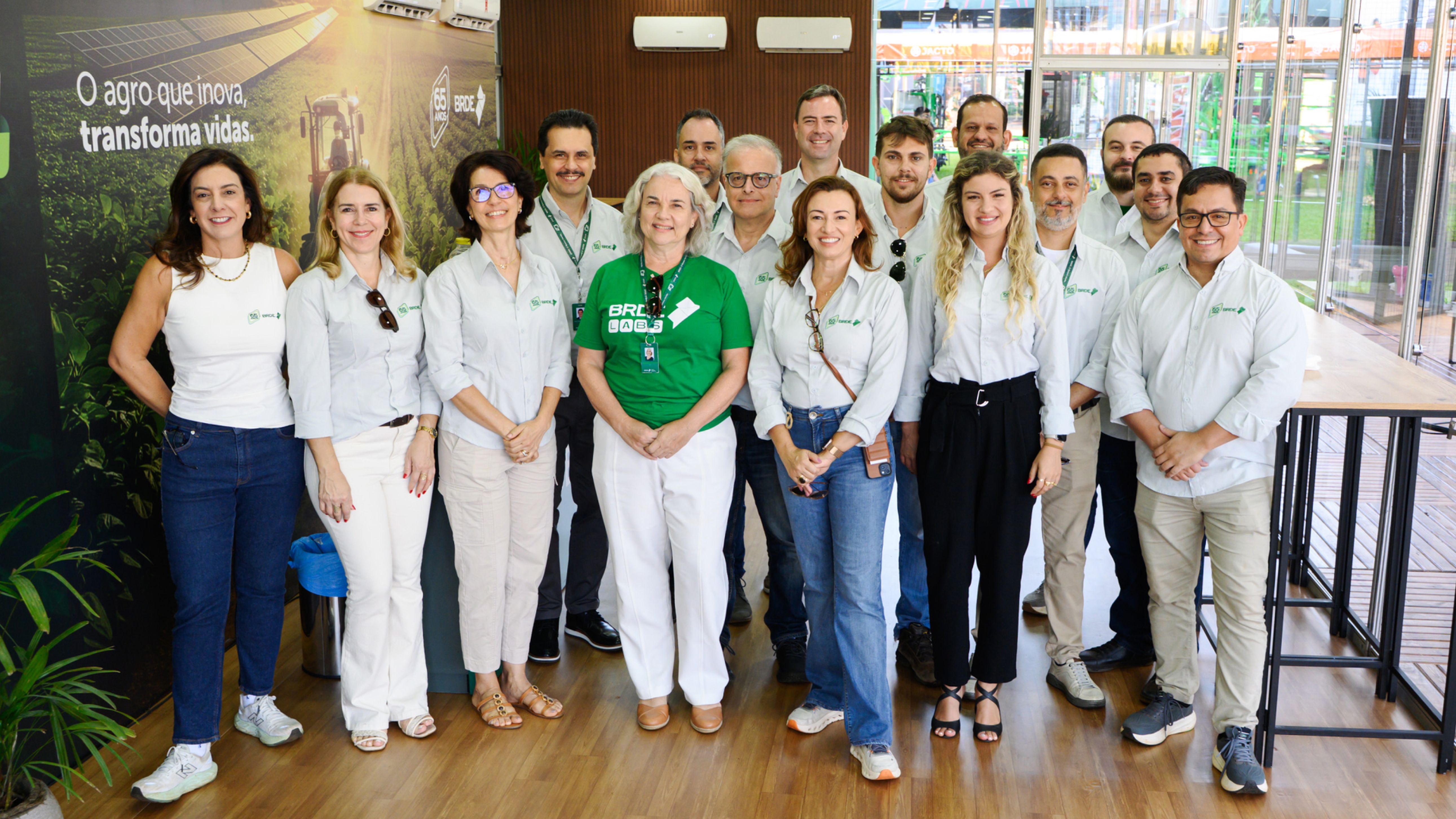 Equipe do Banco Regional de Desenvolvimento do Extremo Sul no Show Rural Coopavel 2026, em Cascavel, durante atendimento a produtores e apresentação das linhas de crédito ao agro.