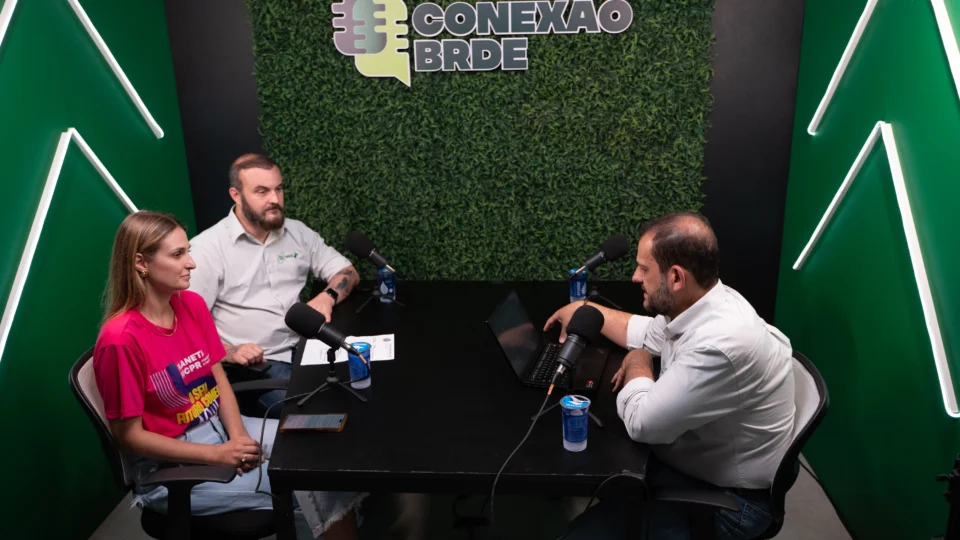 Podcast Conexão BRDE no estande do Banco Regional de Desenvolvimento do Extremo Sul durante o Show Rural Coopavel 2026, reuniu convidados para debater crédito, inovação e desenvolvimento regional.