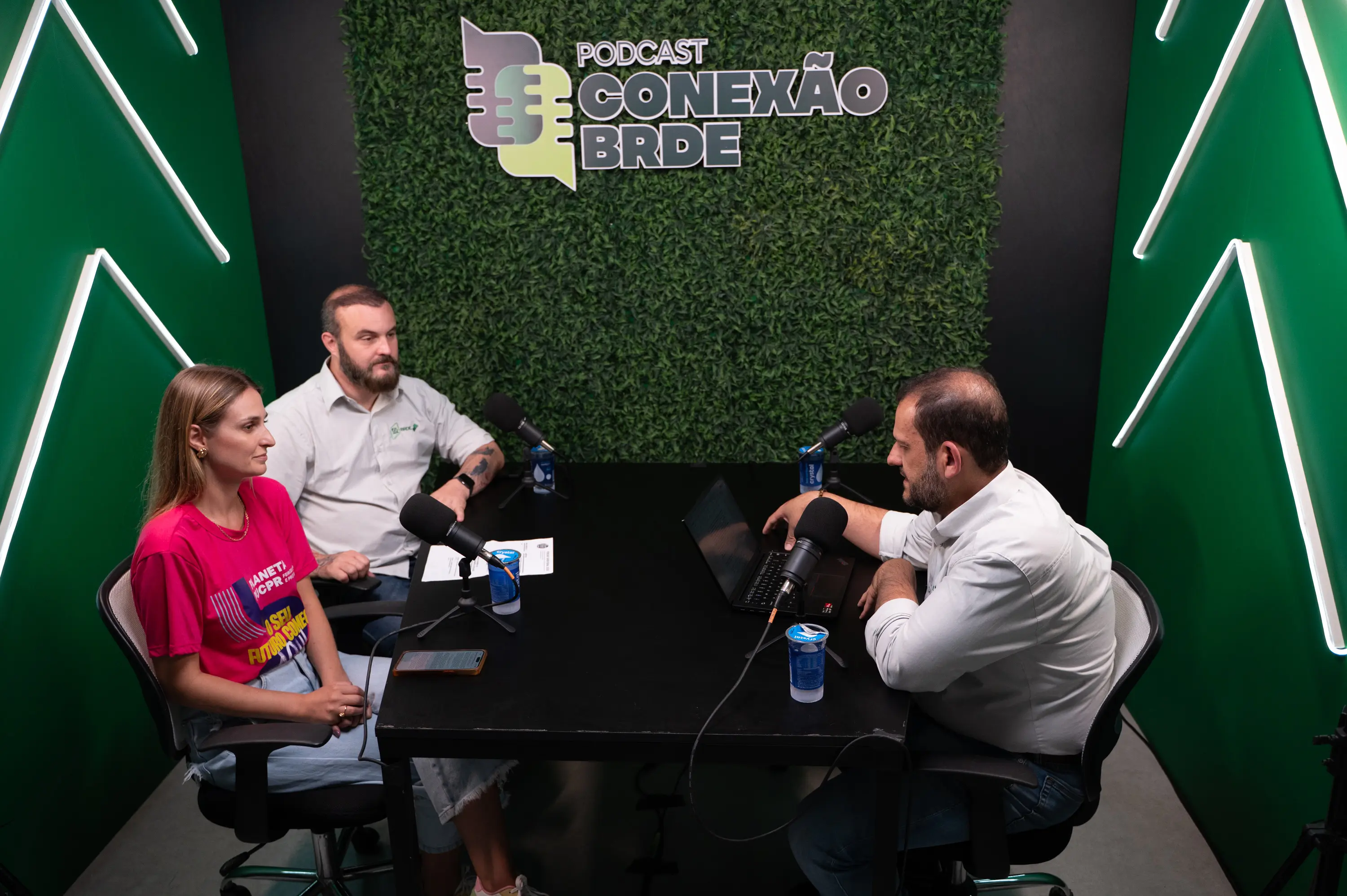 Podcast Conexão BRDE no estande do Banco Regional de Desenvolvimento do Extremo Sul durante o Show Rural Coopavel 2026, reuniu convidados para debater crédito, inovação e desenvolvimento regional.