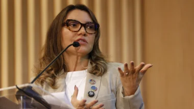 Janja usou voo da FAB para agenda no Rio que incluiu visita à Acadêmicos de Niterói