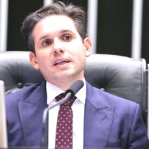 Hugo Motta, presidente da Câmara dos Deputados. Gestão oficializa reajuste na verba de gabinete e eleva gastos públicos do Legislativo. Imagem referente a matéria