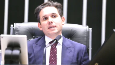 Hugo Motta, presidente da Câmara dos Deputados. Gestão oficializa reajuste na verba de gabinete e eleva gastos públicos do Legislativo.
