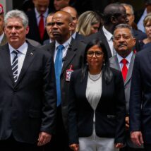 Os ditadores de Cuba e da Venezuela, Miguel Díaz-Canel e Delcy Rodríguez, em 2018, quando ela ainda era a presidente da Assembleia Nacional Constituinte chavista
