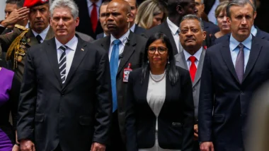 Os ditadores de Cuba e da Venezuela, Miguel Díaz-Canel e Delcy Rodríguez, em 2018, quando ela ainda era a presidente da Assembleia Nacional Constituinte chavista