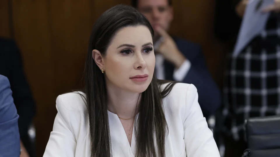 Bolsonaro diz a aliados que Carlos e Carol de Toni disputarão Senado em SC; PP reage