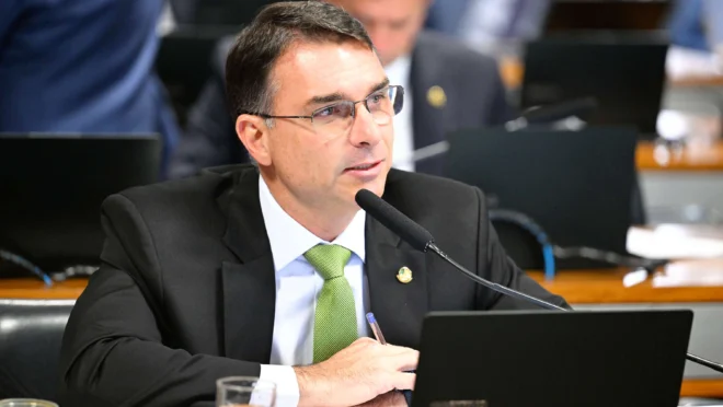 TJDFT barra censura do PT e mantém posts de Flávio Bolsonaro