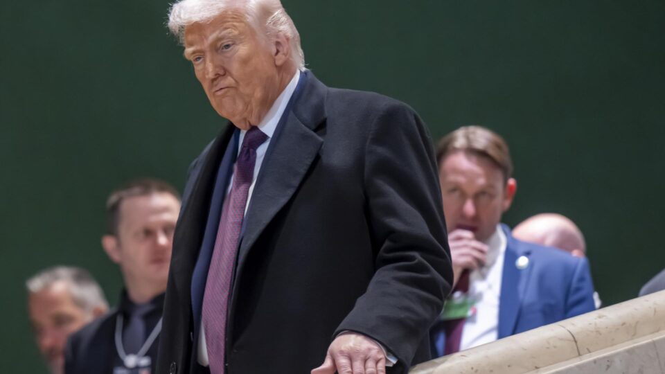 Violência política: homem armado é morto a tiros ao tentar invadir casa de Trump