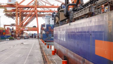 "Movimentação de contêineres e cargas no Porto de Suape (PE).