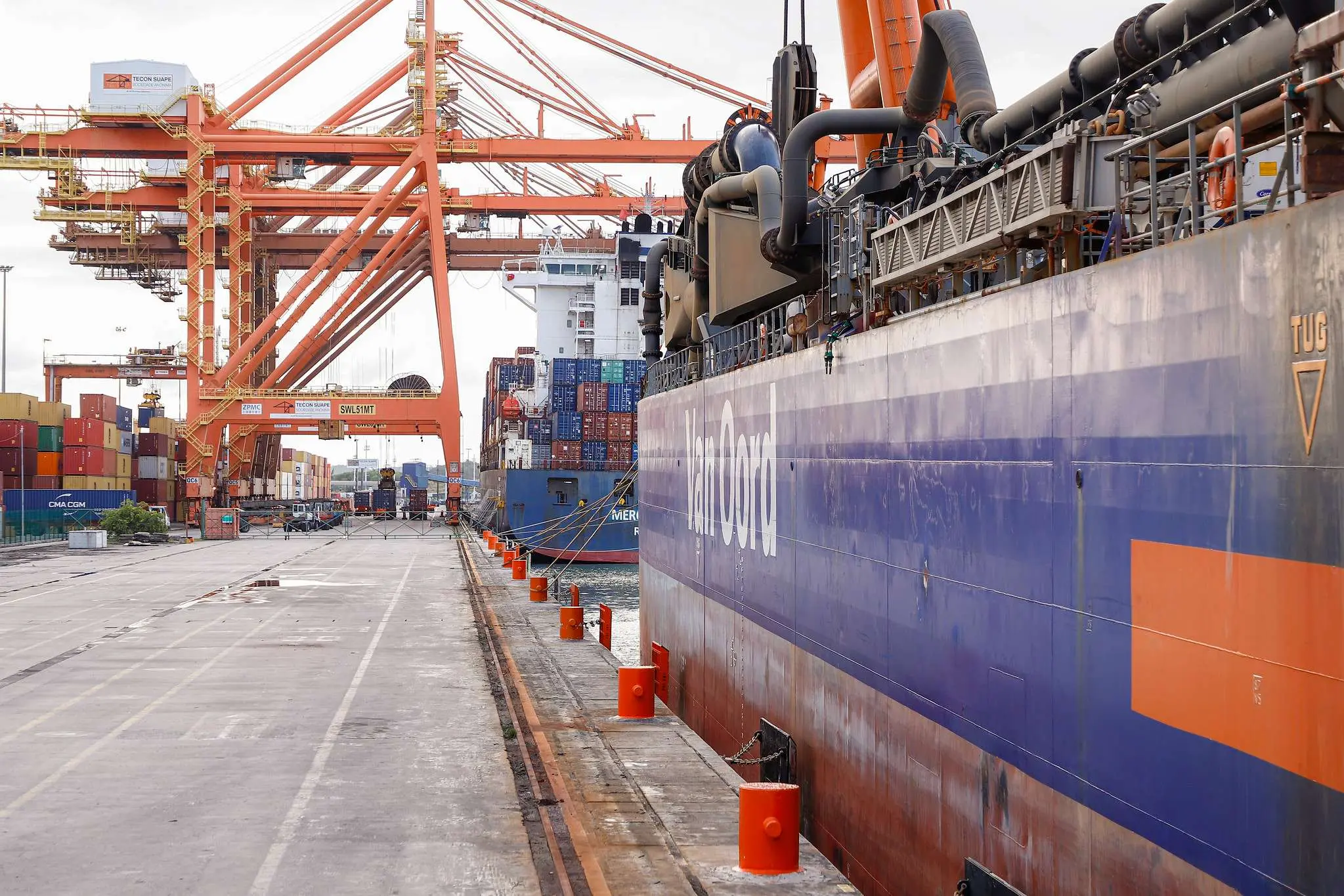 "Movimentação de contêineres e cargas no Porto de Suape (PE).