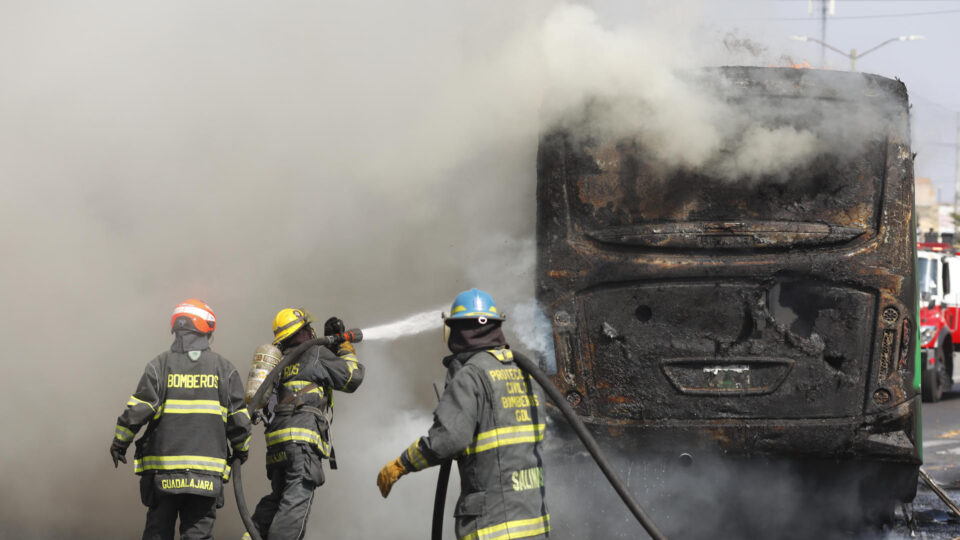 Morte de “El Mencho” desencadeia onda de violência e bloqueios de transportes no México