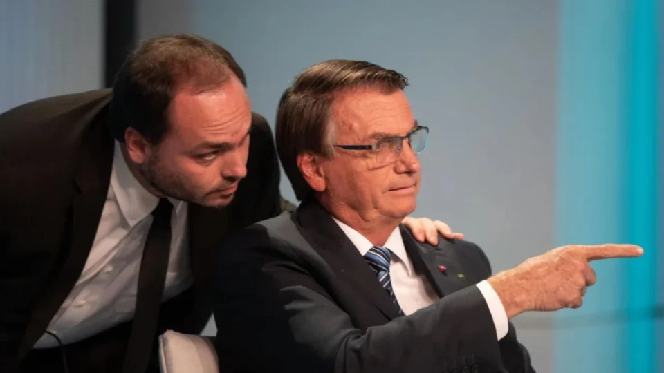 Carlos Bolsonaro ao lado do pai Jair Bolsonaro