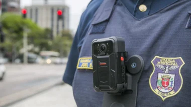 Adoção das câmeras corporais na Guarda Municipal avança após questionamentos do Ministério Público sobre modelo contratual anterior.