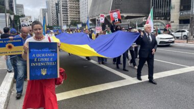 Diplomatas europeus e membros da comunidade ucraniana fazem passeata na Avenida Paulista, em São Paulo.