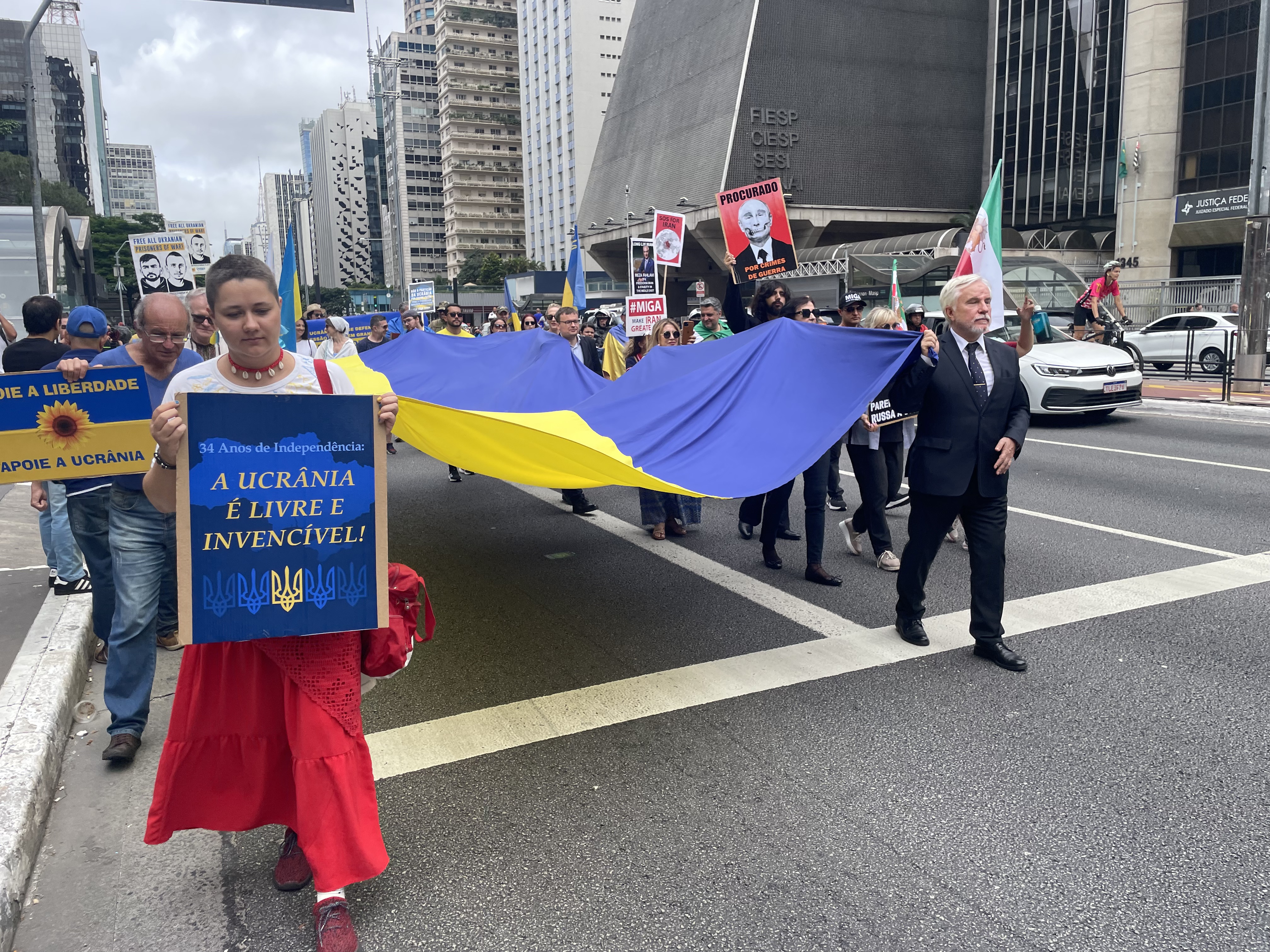 Diplomatas europeus e membros da comunidade ucraniana fazem passeata na Avenida Paulista, em São Paulo. À direira, o chefe da embaixada, Oleg Vlasenko.