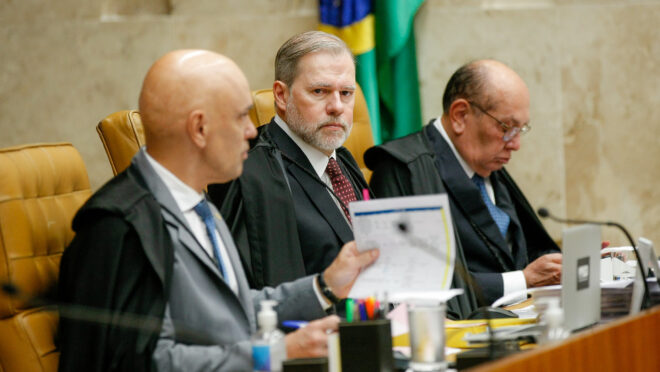 Fachada do edifício do Supremo Tribunal Federal em Brasília com foco na corte do Judiciário