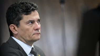 Senador defende proposta de emenda à Constituição apontando para precedente japonês e nega que ideia teria teor antidemocrático.