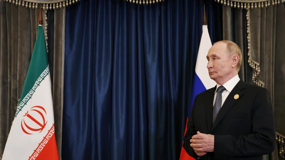 Rússia firma acordo secreto com Irã em meio a política de pressão de Trump, revela jornal