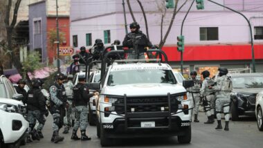 O México enfrenta uma escalada de violência, com incêndios e bloqueios de estradas, em pelo menos 16 de seus 32 estados, após a morte de um dos narcotraficantes mais procurados, El Mencho, líder do Cartel Jalisco Nova Geração (CJNG) Imagem referente a matéria