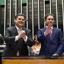 Davi Alcolumbre e Hugo Motta resistem à instalação da CPMI do Banco Master enquanto articulam a análise do veto à dosimetria no Congresso Imagem referente a matéria