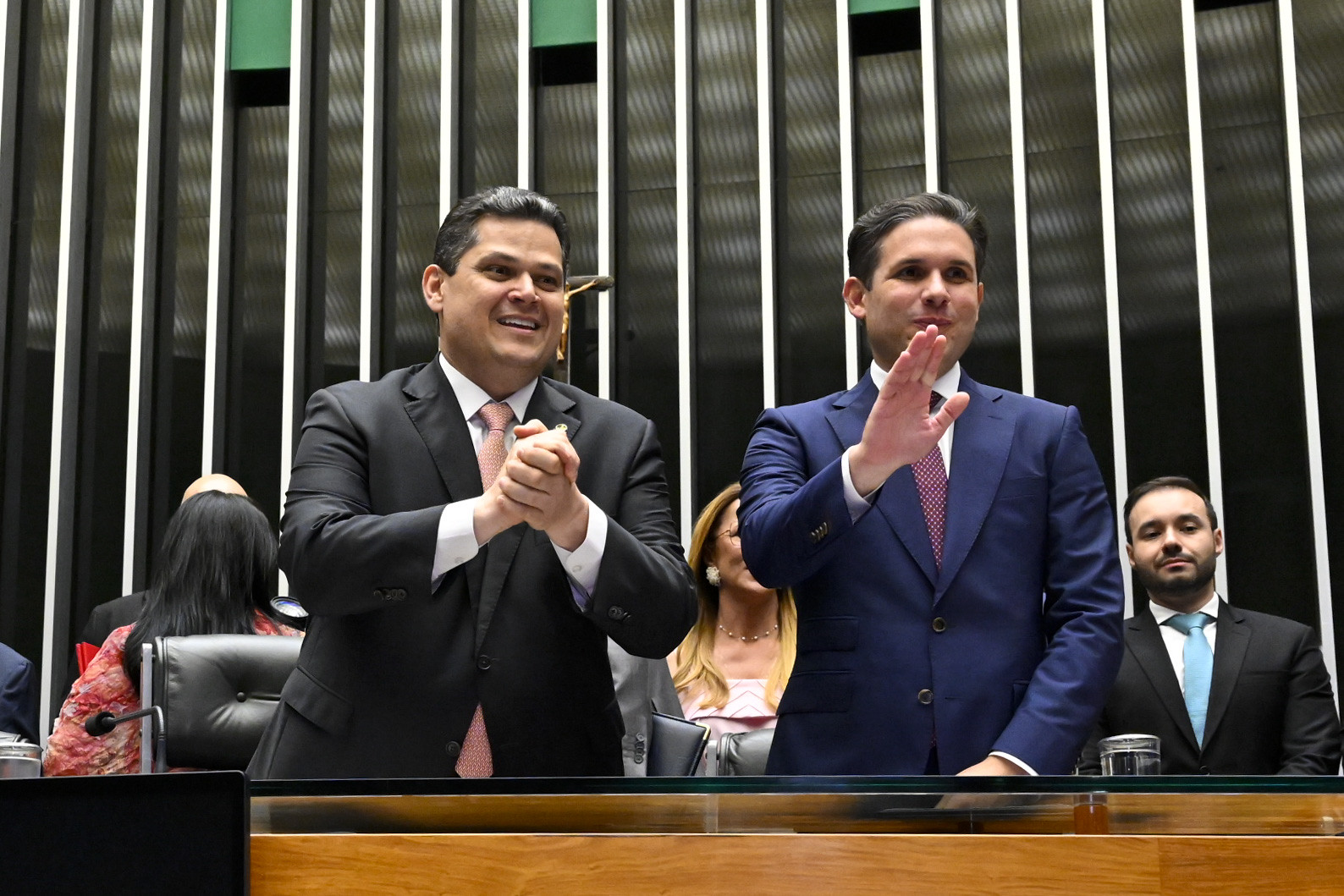 Davi Alcolumbre e Hugo Motta resistem à instalação da CPMI do Banco Master enquanto articulam a análise do veto à dosimetria no Congresso