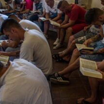 Dependentes químicos em recuperação participam de estudo bíblico nos arredores de Budapeste, na Hungria: fé impulsiona superação do vício. Imagem referente a matéria