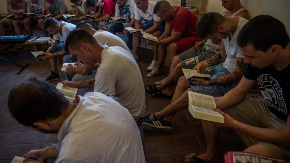 Dependentes químicos em recuperação participam de estudo bíblico nos arredores de Budapeste, na Hungria: fé impulsiona superação do vício.