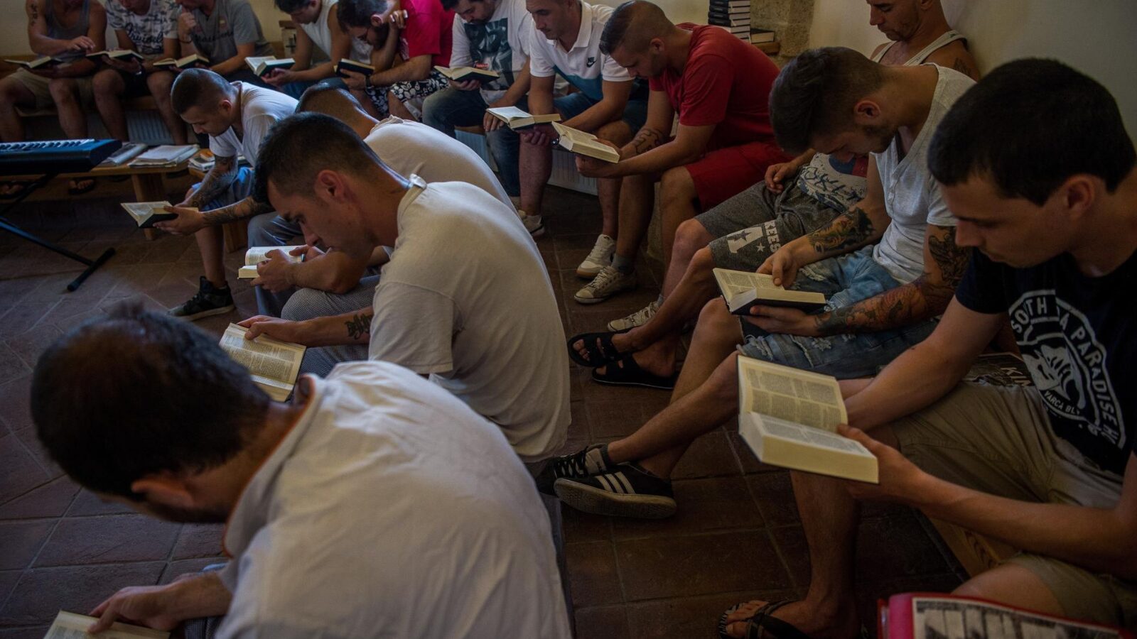 Dependentes químicos em recuperação participam de estudo bíblico nos arredores de Budapeste, na Hungria: fé impulsiona superação do vício.