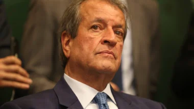 Flávio não tem os “destemperos” de Bolsonaro, diz Valdemar a empresários