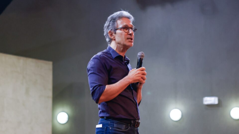 Zema elogia Flávio Bolsonaro após se dizer o único que critica o STF