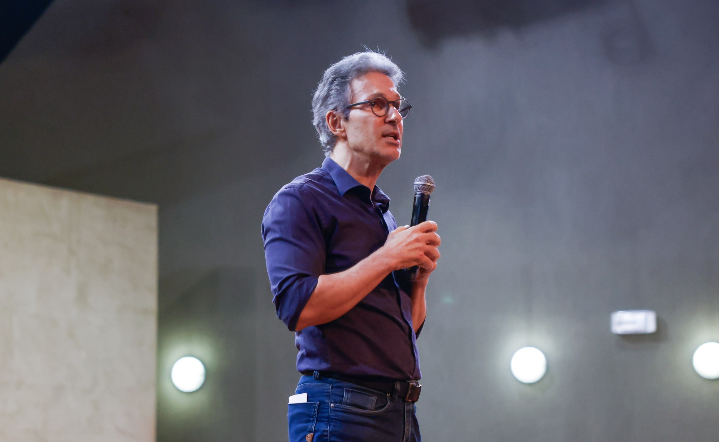 Governador mineiro classificou Flávio como “bom pré-candidato”, após dizer que adversários “têm alguma diferença” que impedem críticas ao STF